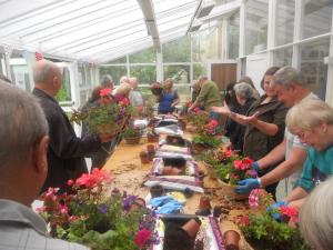 residents making baskets 2016